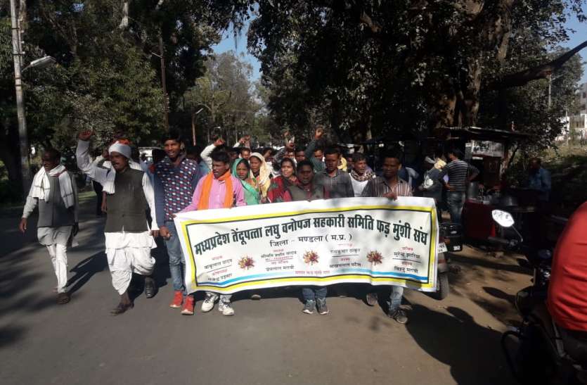 Munshi on road for payrollization वेतन-नियमितीकरण के लिए मुंशी सड़क पर