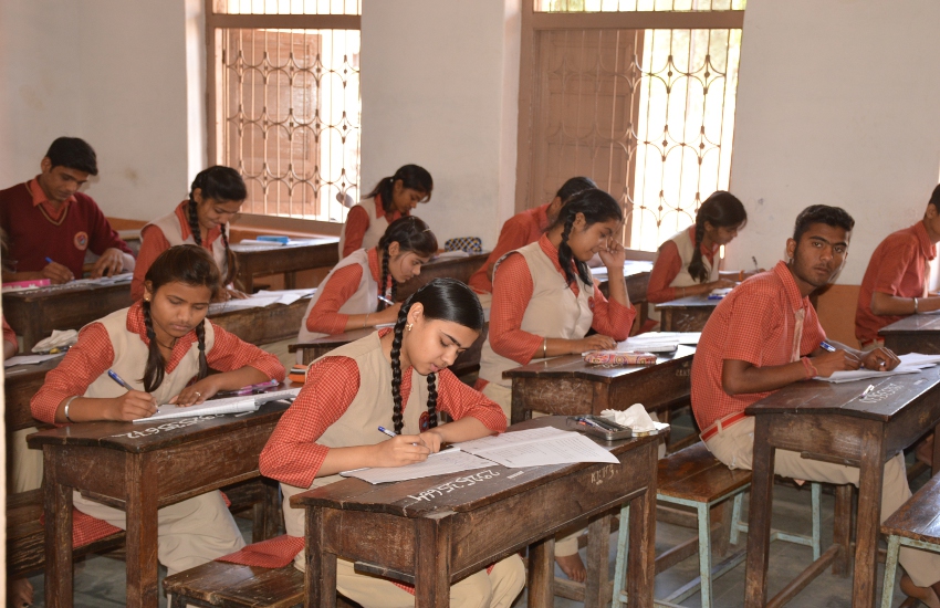 12 वीं के छात्रों ने हिंदी का पेपर हल किया कक्षा 12 वीं के छात्रों ने किया हिंदी का पेपर हल, 07 नकल करते पकड़े गए