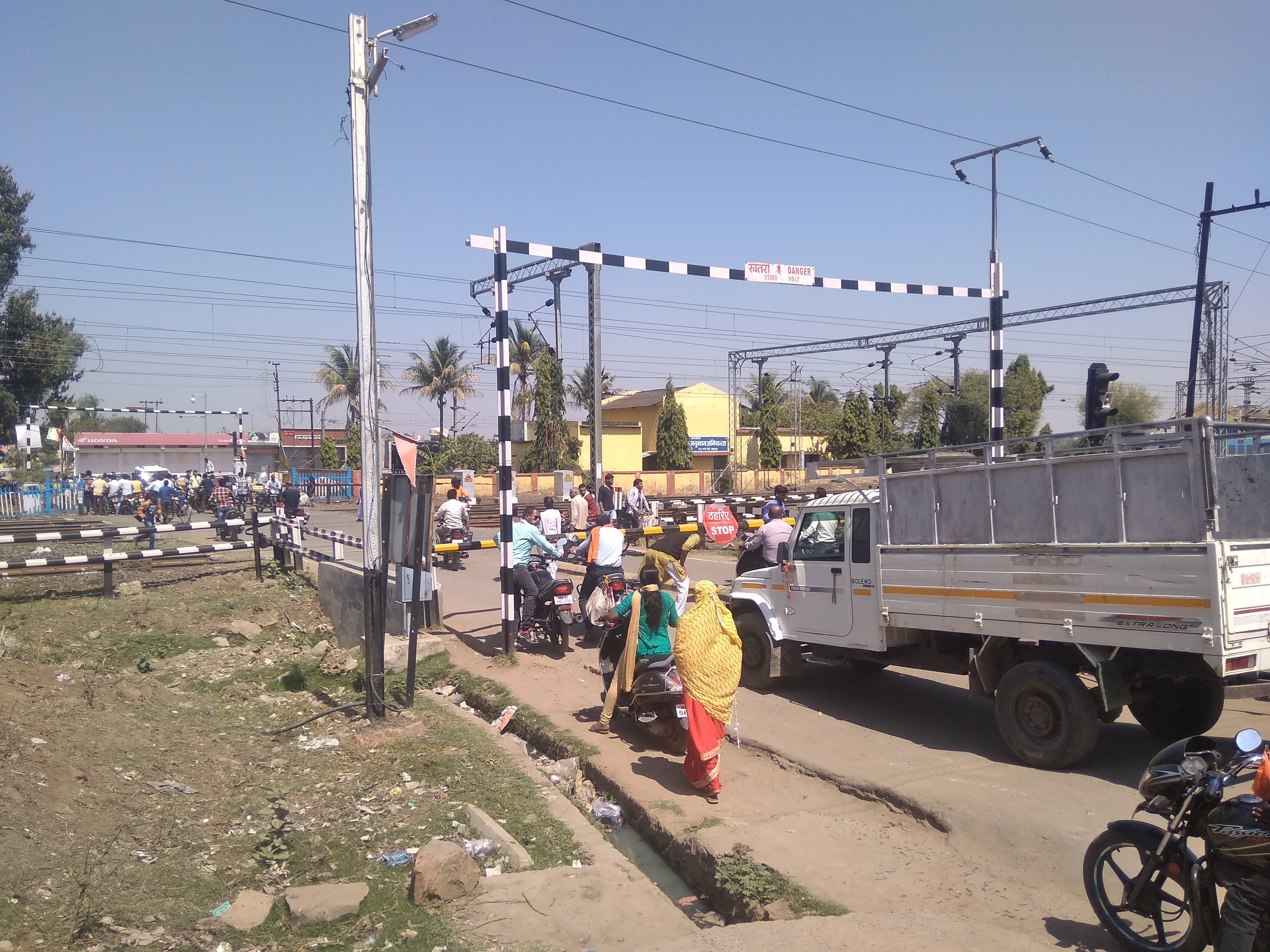 When will get relief from closed gates: Railway on overbridge, under t बंद फाटक से कब मिलेगी राहत: रेलवे ओवरब्रिज पर मंडराया आचार संहिता का साया, मुआवजा वितरण बाद भी नहीं डाला निर्माण की नींव