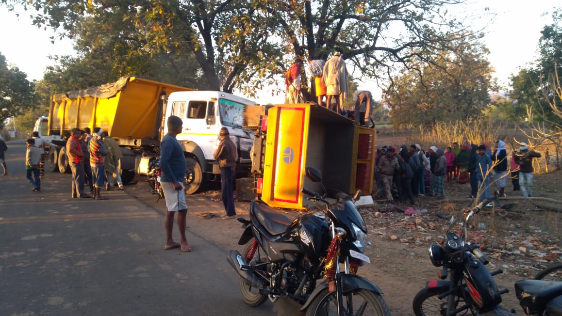 Negligence: The speed of Trail stabbed Dumper, injures half a dozen ri लापरवाही: तेज रफ्तार की ट्राला ने डम्फर को मारी ठोकर, आधा दर्जन सवार घायल