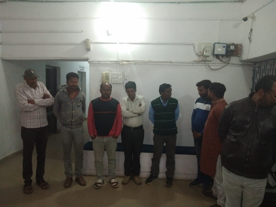 Police raids on gambling fudge, seized 9 gamblers, 5 lakh bags seized जुआ फड पर पुलिस की छापामार कार्रवाई, 9 जुआरी गिरफ्तार 5 लाख के सामान भी जब्त