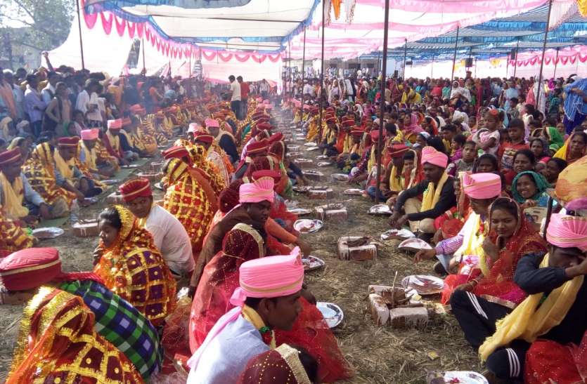 balaghat 291 जोड़ो ने थामा एक दूजे का हाथ, जीवन भर साथ रहने दिया वचन