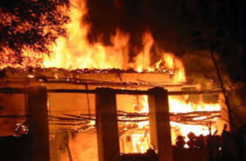 fire नोटिस जारी कर भूला प्रशासन, शहर से बाहर नहीं हो पाए कबाड़ गोदाम