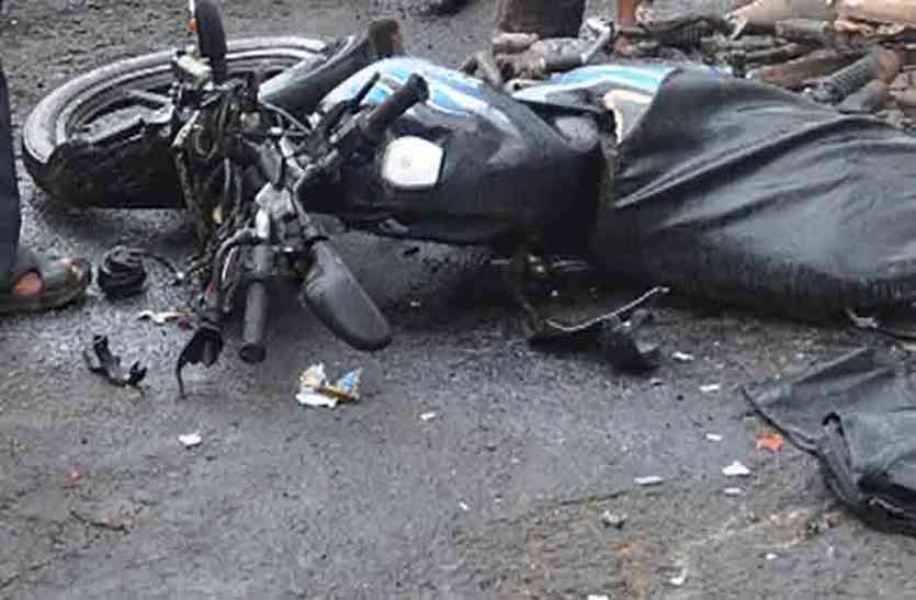 road accident in kurabad parmada road जिस जगह एक घंटे पहले हुई थी एक मौत, उसी जगह पर हुआ कुछ ऐसा कि लोग रह गए सन्न..