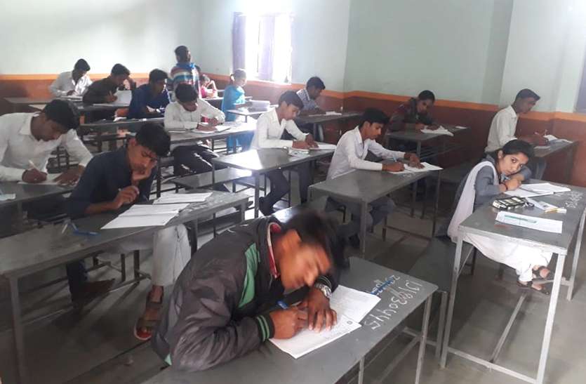 news हिंदी विषय के पेपर में नकल करते मिला एक छात्र, बना प्रकरण