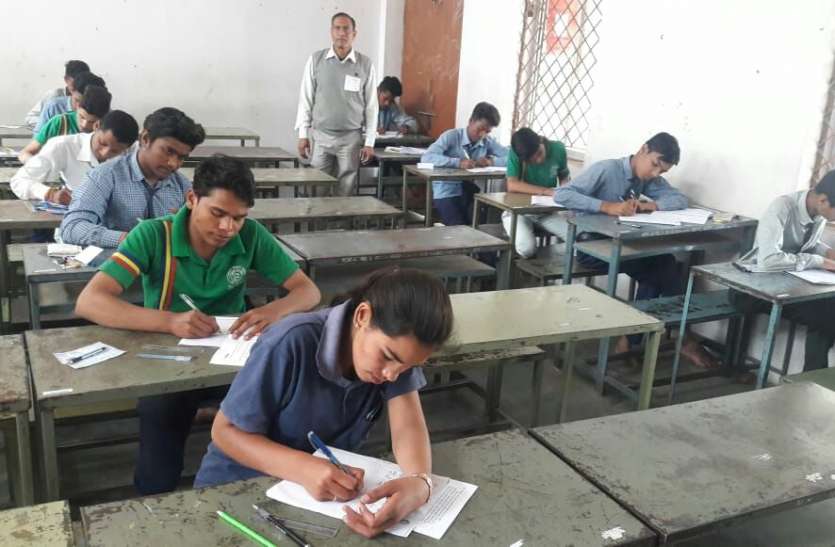 examination 12 वीं के हिंदी की परीक्षा में 5 नकलची धराएं