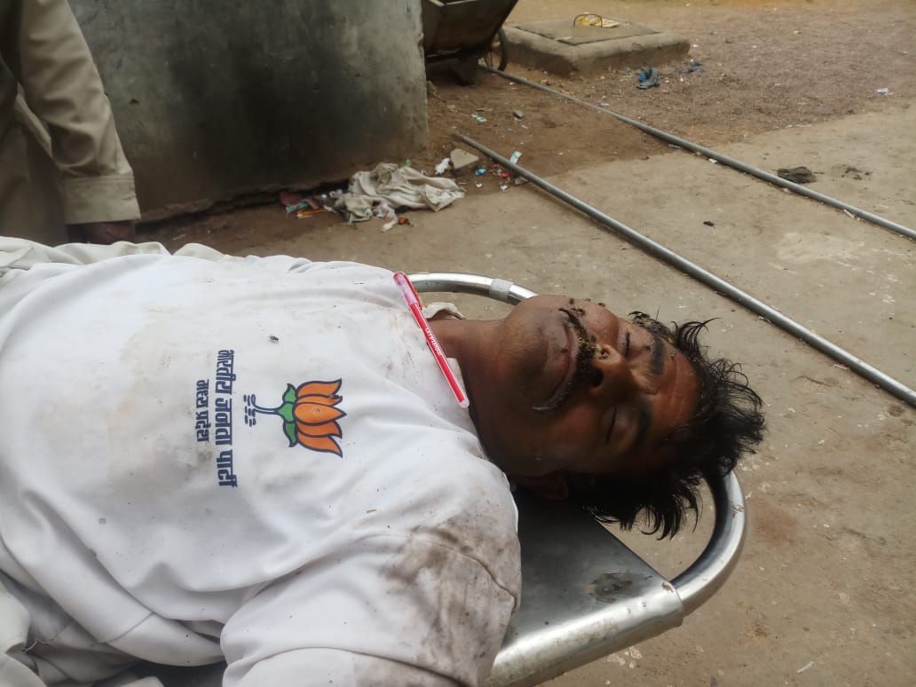 दो घंटे से सड़क पर पड़े युवक को पहुंचाया अस्पताल दो घंटे से सड़क पर पड़े युवक को पहुंचाया अस्पताल