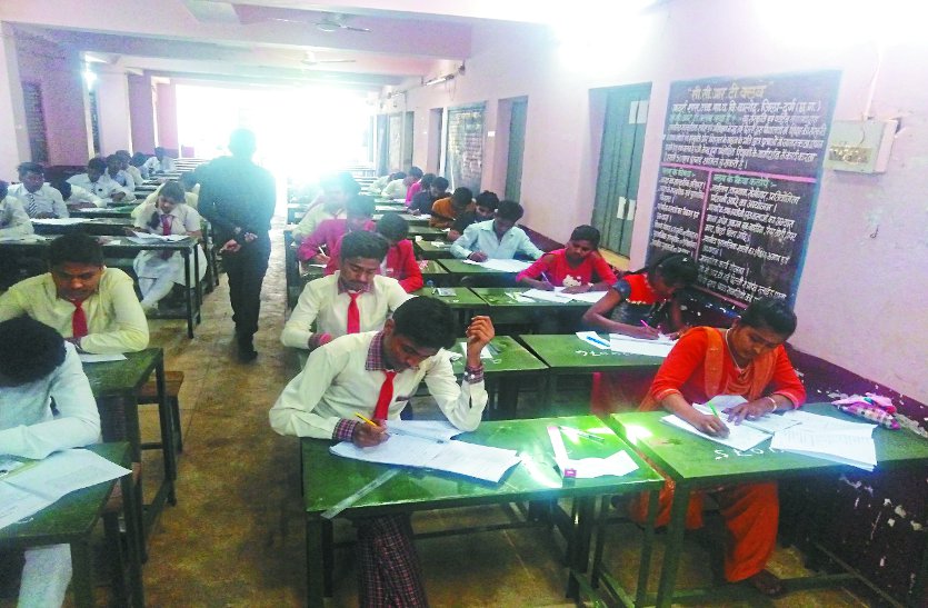 balod patrika CG Board Exam : 12 वीं बोर्ड की परीक्षा में पहले दिन 57 विद्यार्थी रहे अनुपस्थित