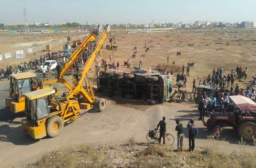kota news लोडिंग वाहन की टक्कर से पलटा ट्रक, तीन घायल