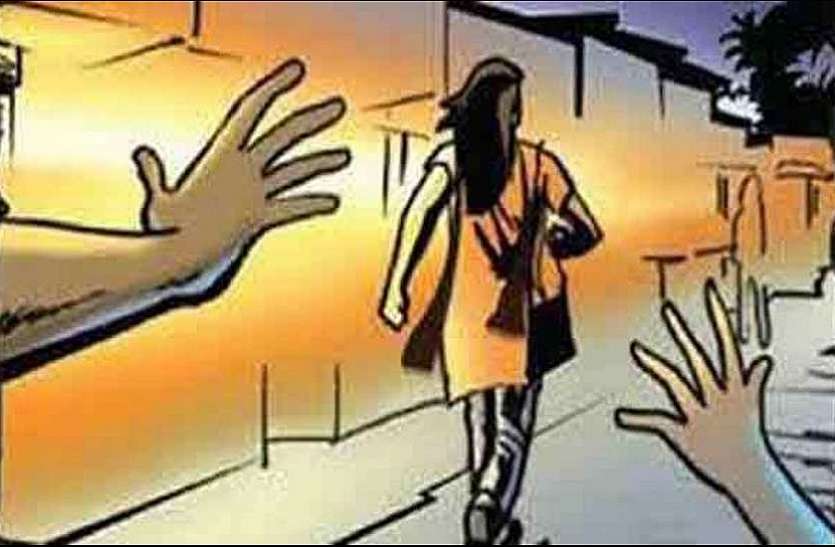 महिला को छेड़ा 33 वर्षीय महिला के पीछे पड़ा था 19 साल का लडक़ा