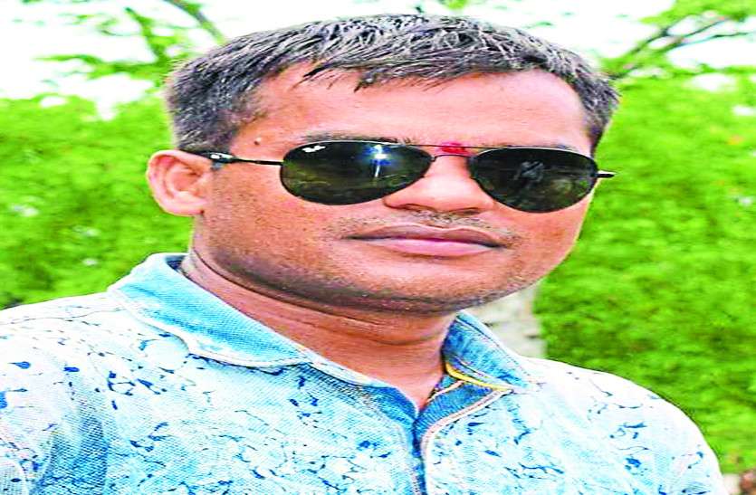 suicide news पत्नी से विवाद के बाद आरक्षक ने पुलिस क्वार्टर में फांसी लगाकर की आत्महत्या