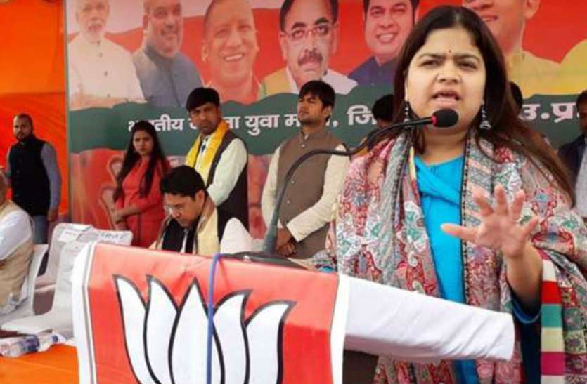 poonam Mahajan हाथी के दांत खाने के और दिखाने के और, अखिलेश की साइकिल पहले से ही पंचर: पूनम महाजन