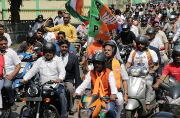 jharkhand CM took part in bjp vijay sankalp rally झारखंड भाजपा ने मनाया विजय संकल्प दिवस...पार्टी का झंडा थामे खुद बाइक रैली में शामिल हुए मुख्यमंत्री रघुवर दास