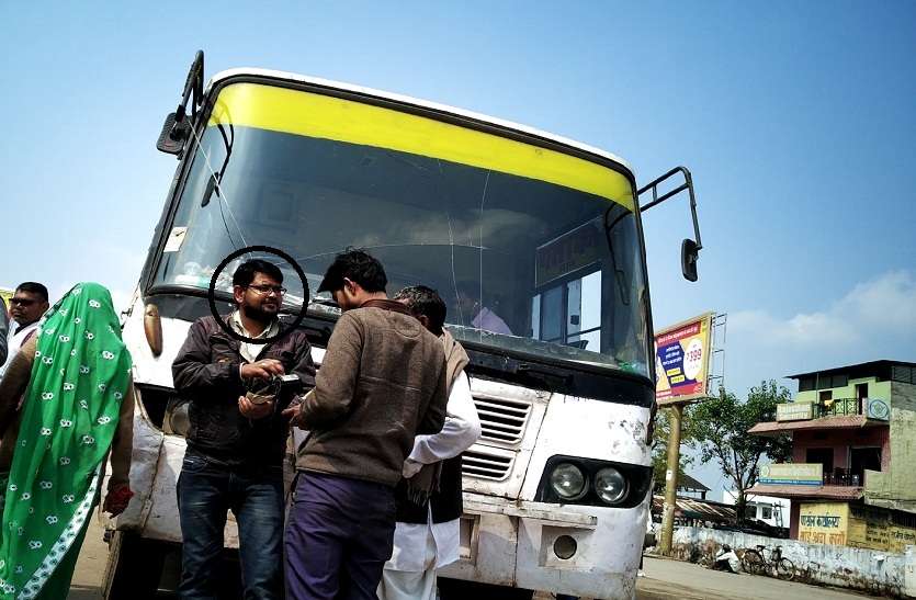 bharatpur पिता रोडवेज परिचालक, इसलिए निजी बुकिंग एजेंट धड़ल्ले से काटता है बस स्टैण्ड पर टिकट