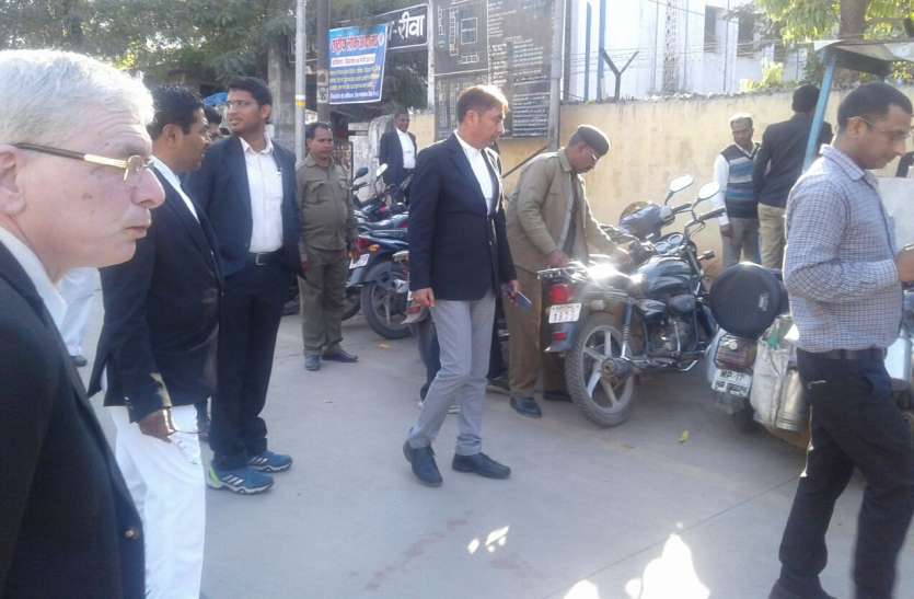Standing in the road, the Bay vehicle, arranged a systematic सड़क में खड़े थे बेतरतीब वाहन, एडीजे सड़क में उतर कर कराया व्यवस्थित