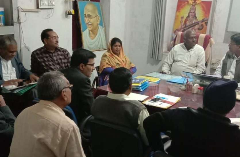 District Panchayat Agriculture Standing Committee Meeting मुख्यमंत्री ऋण फसल योजना : उद्यान अधिकारी ने कहा-डीडीए साहब आप को पांच लाख खर्च करने का बजट मिला है हमारे पास तो वाहन तक नहीं