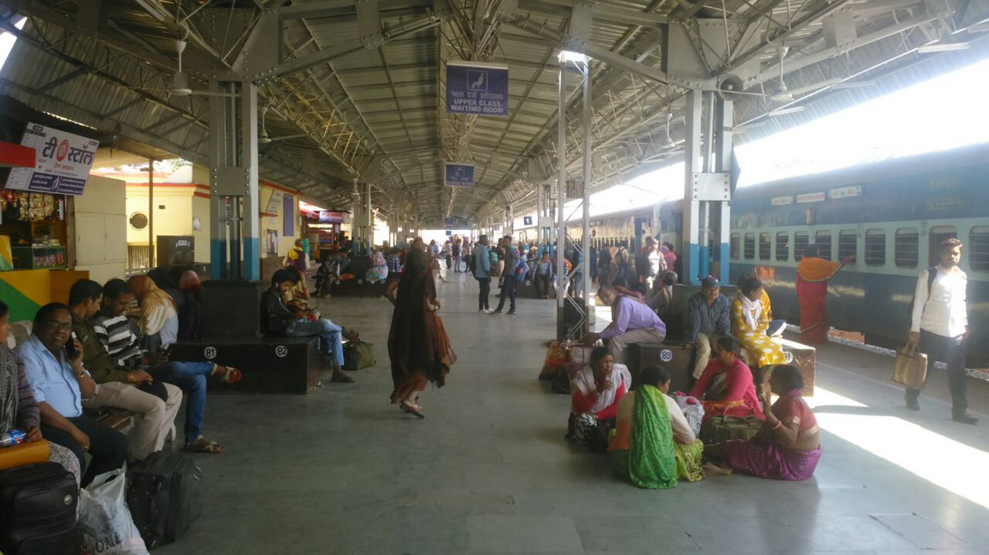 Gaddiya Barauni train, which remained inaccessible for one hour in Sdl शहडोल में बेमतलब को एक घंटे तक खड़ी रही गोंदिया-बरौनी ट्रेन
