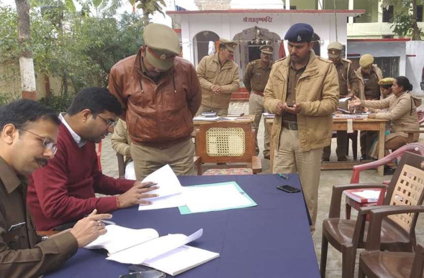 Shrawasti DM चुनाव के दौरान मतदाताओं को डराने धमकाने वालों व इन शस्त्र लाइसेंस धारियों पर डीएम सख्त, दिए यह निर्देश