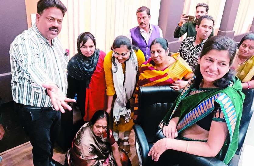 patrika कुर्सी छोड़ जमीन पर बैठ विरोध जताया, नपाध्यक्ष ने नपा के इतिहास का सबसे बड़ा बजट बताया