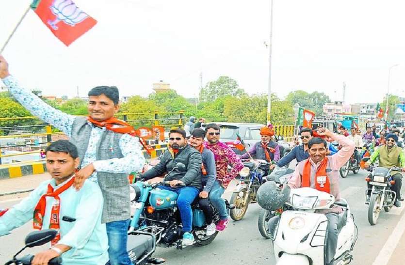 हम्मीर ब्रिज से गुजरती रैली। भाजपा कार्यकर्ताओं ने निकाली बाइक रैली