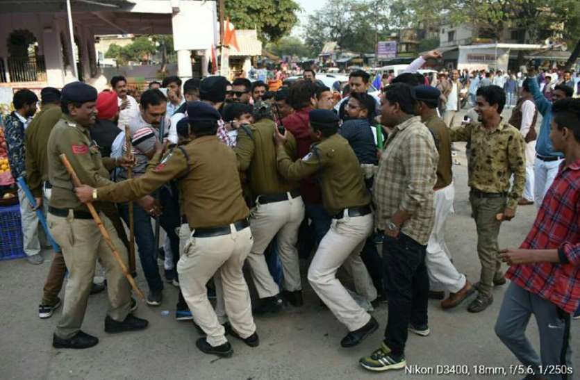 धिक्कार दिवस BJP के आग्रह पर गिरफ्तारी दिखाने कलेक्ट्रोरेट को बनाई ओपन जेल, मुचलके पर सभी को छोड़ा