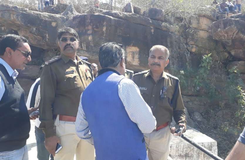 Son of missing garment businessman found dead सुबह सूरज की किरण पड़ते ही पिलर के पास दबा दिखा युवक