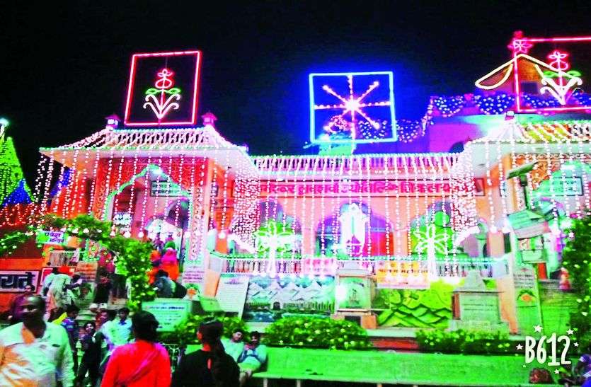 रोशनी से सजा घुश्मेश्वर मंदिर रंग-बिरंगी रोशनी से सजा घुश्मेश्वर मंदिर