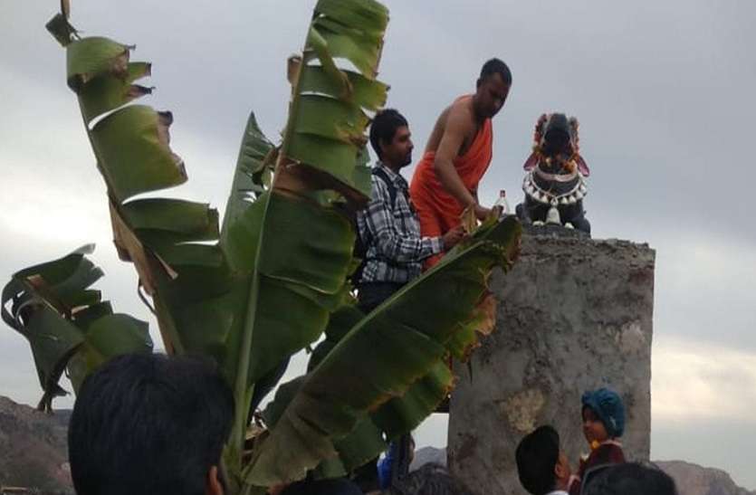 शहर में अभिषेक करते श्रद्धालु। मंगल अभिषेक में झलकी श्रद्धा