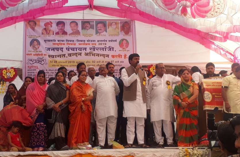 samuhik vivah 281 जोड़ों ने थामा एक-दूजे का हाथ, परिणय सूत्र में बंधे