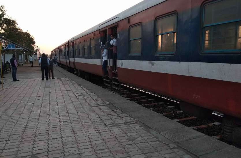 train late बिगड़ा शेडयूल, विलंब से चल रही रेल