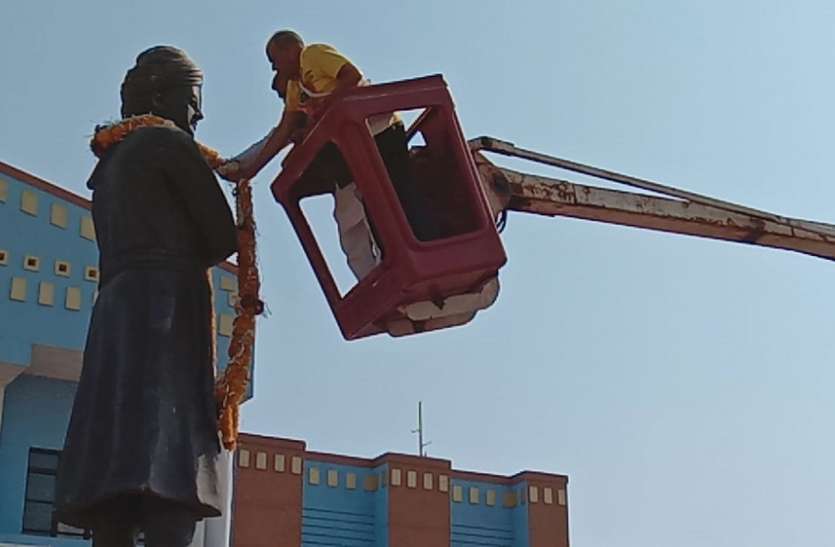 pratima anavran युवाओ के प्रेरणा स्त्रोत स्वामी विवेकानंद की प्रतिमा का हुआ अनावरण