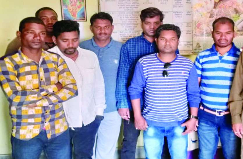 पुलिस को ये सूचना मिलते ही दी दबिश, बिर्रा उपसरपंच पति सहित 13 जुआरियों से 74 हजार रुपए जब्त पुलिस को ये सूचना मिलते ही दी दबिश, बिर्रा उपसरपंच पति सहित 13 जुआरियों से 74 हजार रुपए जब्त