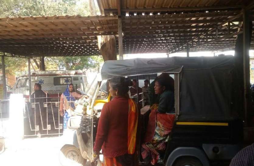 Janani Express did not reach home, delivery in auto in front of hospit घर नहीं पहुंची जननी एक्सप्रेस, अस्पताल के सामने ऑटो में हुई डिलेवरी, परिजनों ने किया हंगामा