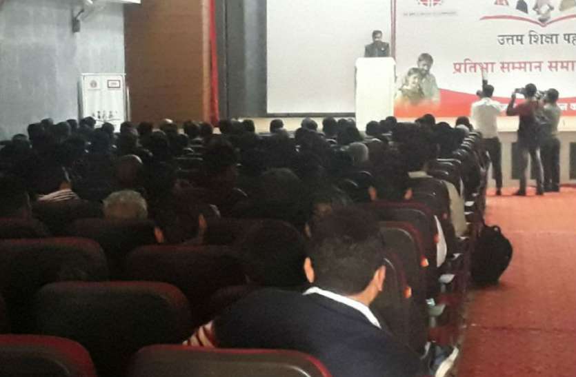 scholarships इन गरीब परिवार के मेधावियों को मिला ये बड़ा तोहफा, तो खिल उठे चेहरे
