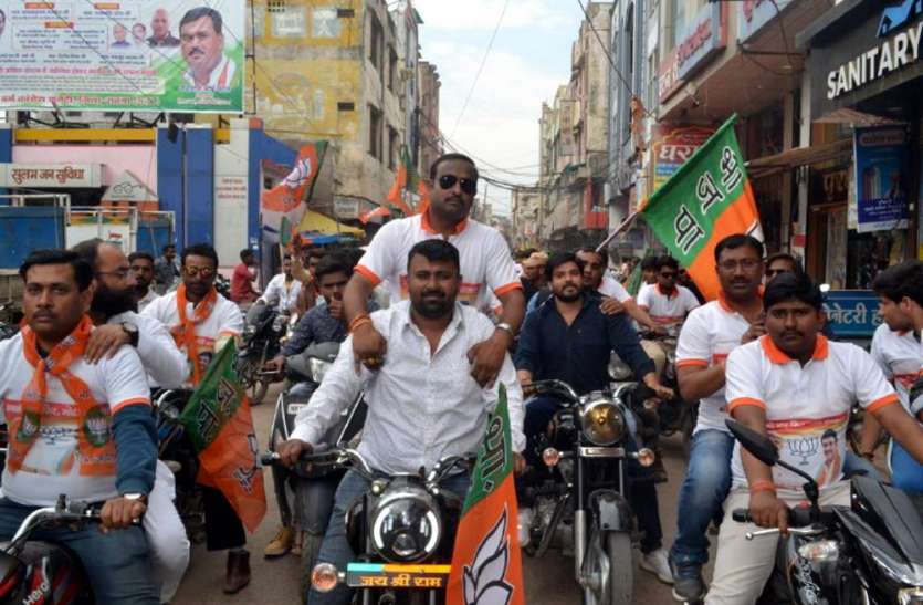 Without number plate Bike in Bjp Vijay Lakshya raily पुलिस काट रही रामराज्य और बिना नंबर प्लेट की बाइक के चालान.. भाजपा की रैली में कोई देखने वाला नहीं