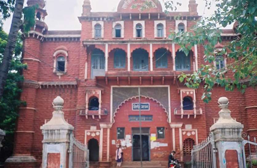 patrika CM के निर्देश पर संभागायुक्त पहुंचे तो दफ्तर से नदारत मिले 33 में से 16 कर्मचारी, लगाई फटकार, थमाया नोटिस