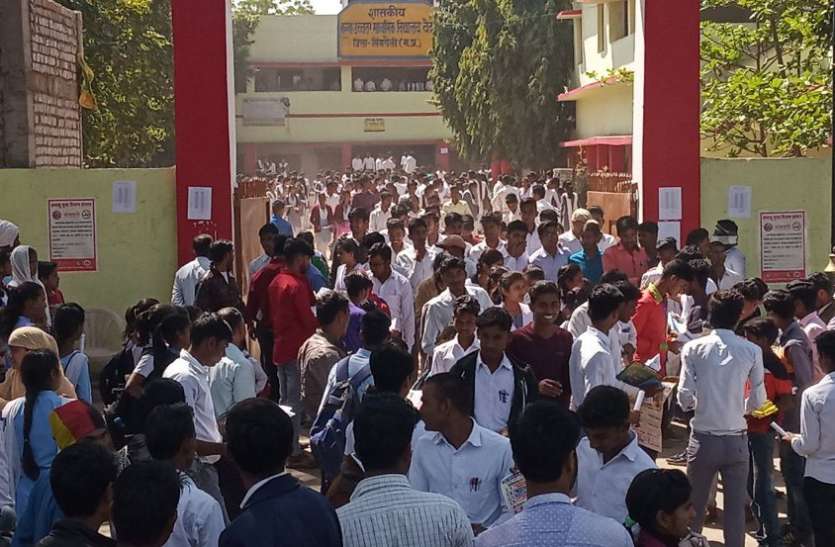 Bumpers are being copied in MP board exam in singrauli बोर्ड परीक्षा में नकल पर नकेल कसने सख्ती बेअसर, फिर धराए नकलची