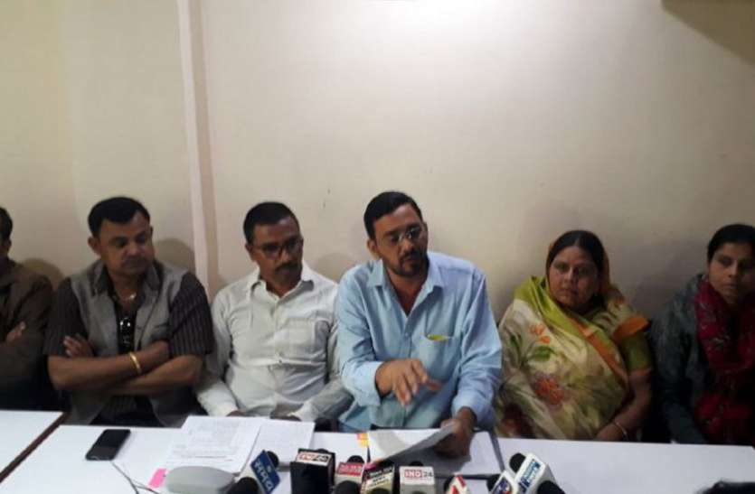 rewa महापौर को कांग्रेस पार्षदों ने घेरा, कहा नार्को टेस्ट कराने से पहले आरोपों का जवाब दें