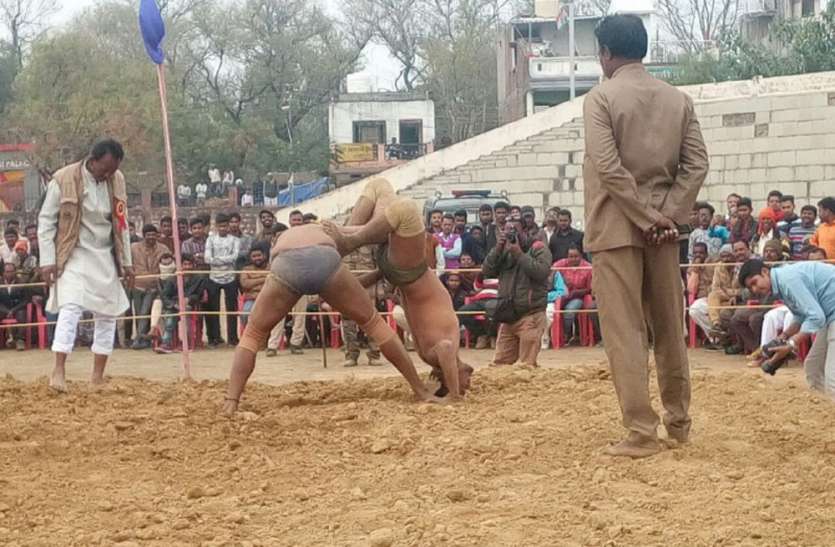 kushti pratiyogita: dangal pratiyogita in satna दंगल में महिला-पुरुष पहलवानों ने दिखाए दांव-पेंच, जिसने भी दिया मौका हो गया चित्त