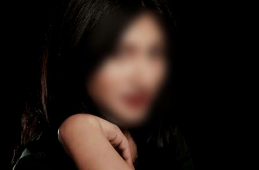 Mahika Sharma बिकिनी पहनकर विंग कमांडर अभिनंदन का स्वागत करते दिखी यह अभिनेत्री, देखकर लोग दे रहे हैं ताना