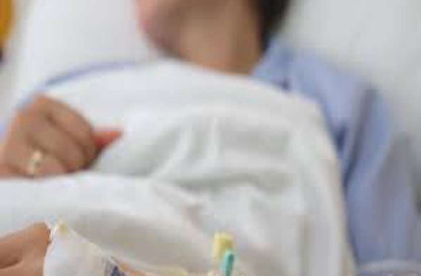 Woman in hospital 2 दिन से गायब पत्नी मांगने लगी रुपए, पति बोला- कहां जाओगी तो लगाने लगी फांसी, बचाया तो लगा ली आग, फिर...
