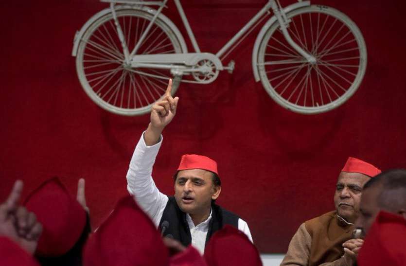 Akhilesh भाजपा को झटका, इन नेताओं ने सैकड़ों समर्थकों संग थामा सपा का दामन