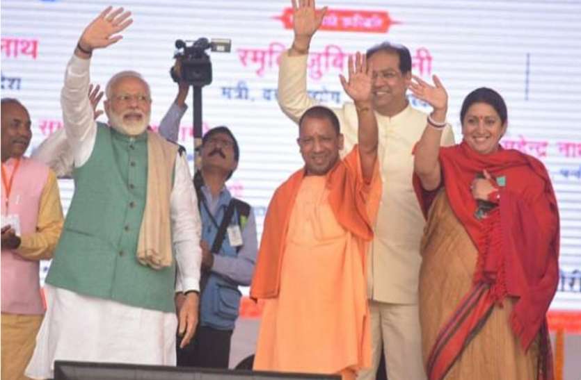PM Narendra Modi कांग्रेस के गढ़ में राहुल गांधी पर बरसे पीएम मोदी, कहा- अब एके 203 के नाम से जाना जाएगा अमेठी