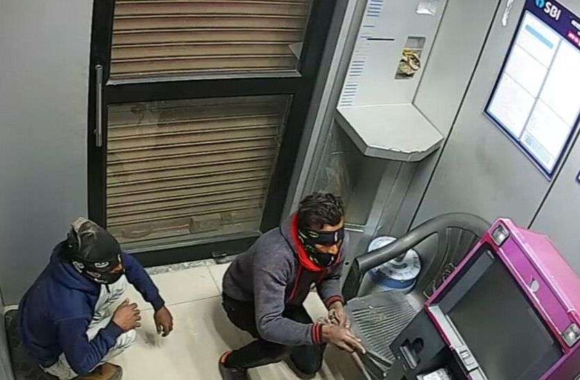 atm नकाबपोशों ने तोड़ा एटीएम, सेफ नहीं टूटी, बचे सवा आठ लाख