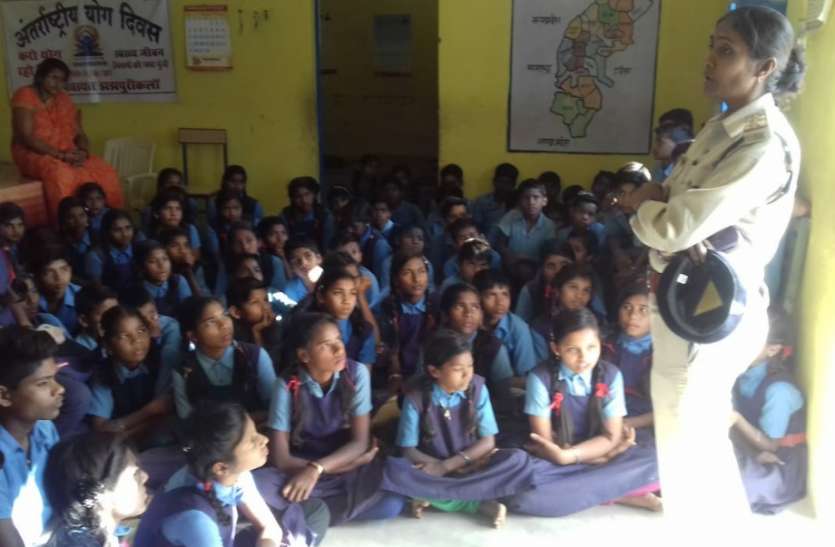 Good and bad touch information given to children in mugeli छिपाएं न बर्दाश्त करें और गलत जगह छू रहा है कोई तो शिक्षक या माता पिता को बताएं