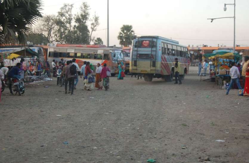 bus stand narsinghpur रात को नही मिलती एक भी बस, रात में रुकना मजबूरी