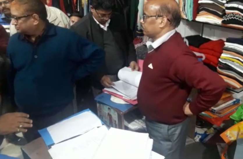 chhapemari एक शोरूम पर चार दिन से आयकर विभाग की टीम डाले है डेरा, दुकान स्वामी ने किया बड़ा खुलासा, देखें वीडियो