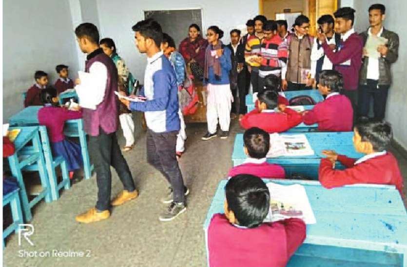 organization दिव्यांगों की मदद के लिए दिया जा रहा प्रशिक्षण