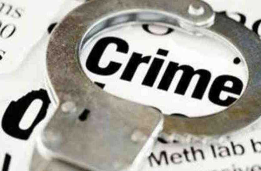 crime news पहले डेमू ट्रेन में महिला से चेन लूटी फिर 10 जिन्स चुराकर ले गए बदमाश