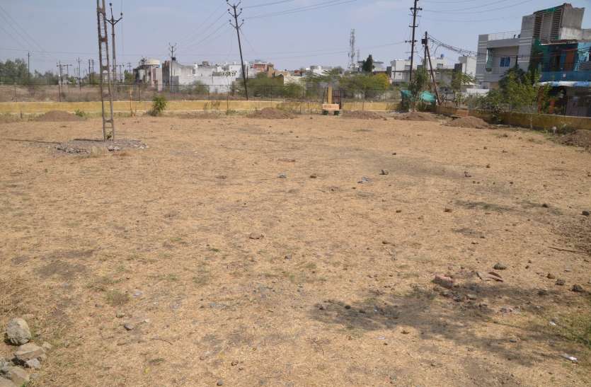 dewas ये है निगम के हालात, पैवर्स लगे नहीं और बता दिया काम हो गया